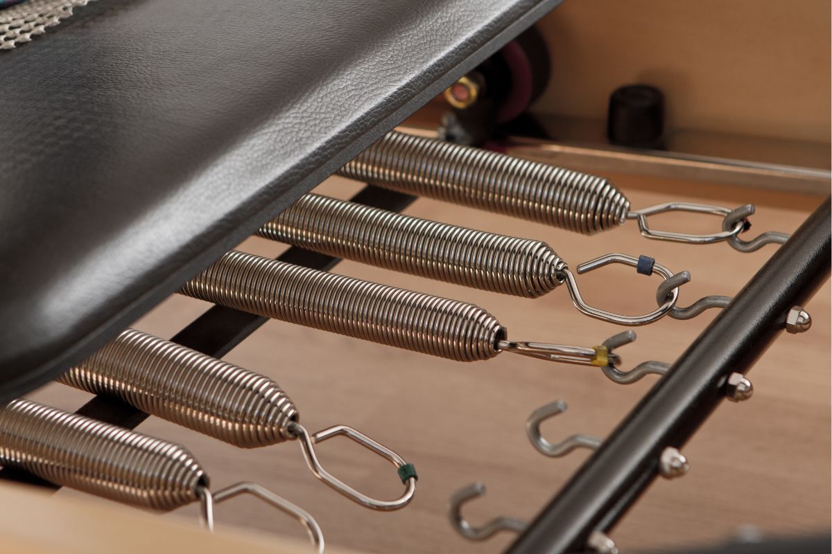 体調や目的に合わせて安全に負荷を調整するTRUE FORM PILATESのレッスン風景