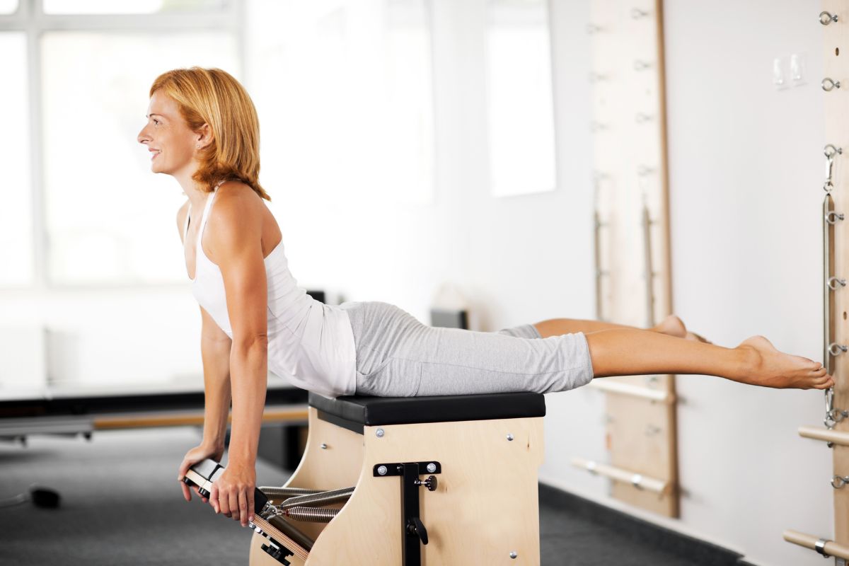その日の体の状態に合わせてチェアを取り入れるTRUE FORM PILATESのマンツーマンレッスン風景