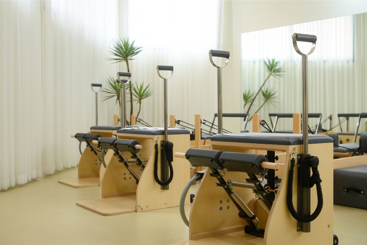 リフォーマーやキャデラックと組み合わせてチェアを活かすTRUE FORM PILATESのレッスン風景