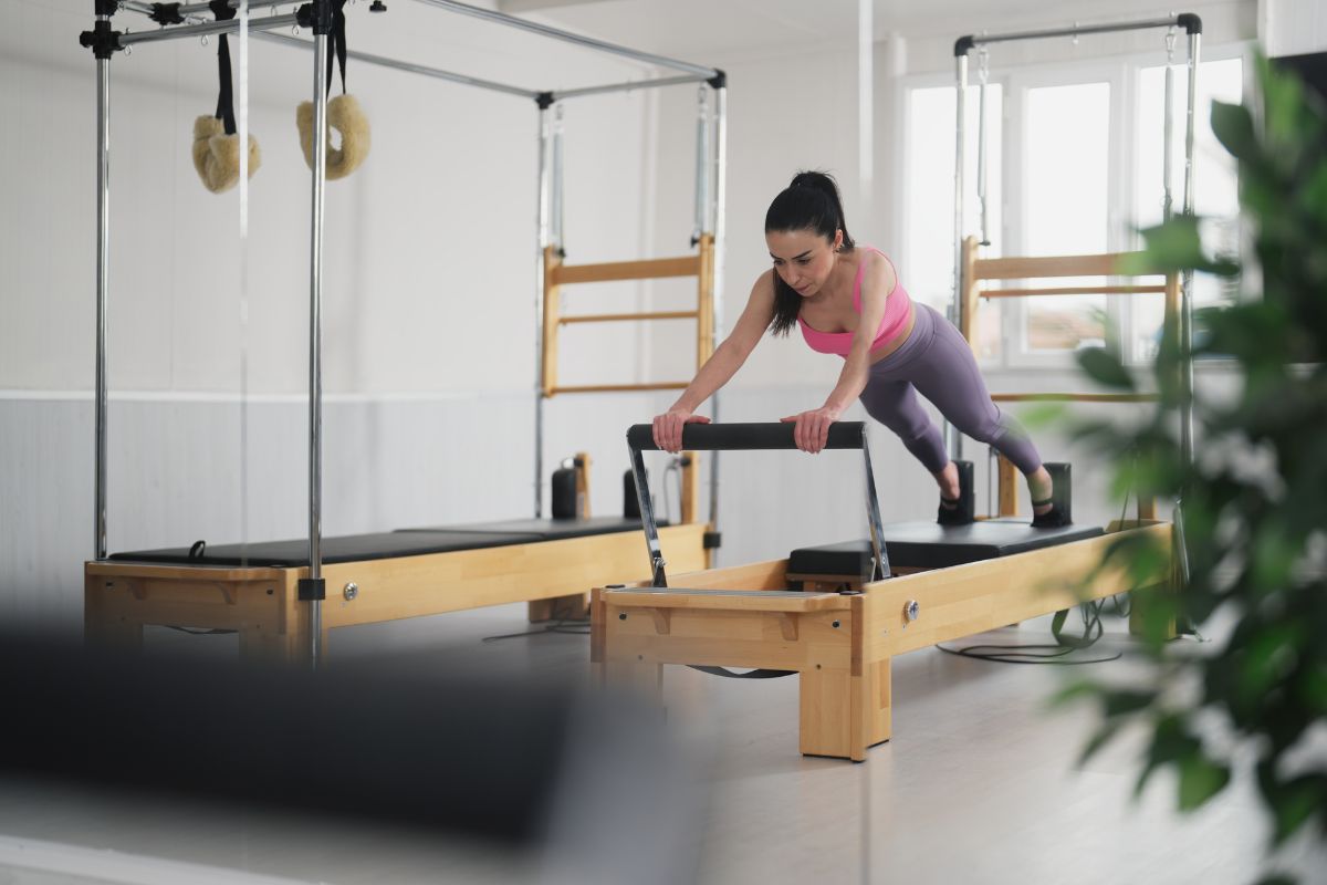 リフォーマー中心のレッスンと複数マシンの違いを伝えるTRUE FORM PILATESのレッスン風景