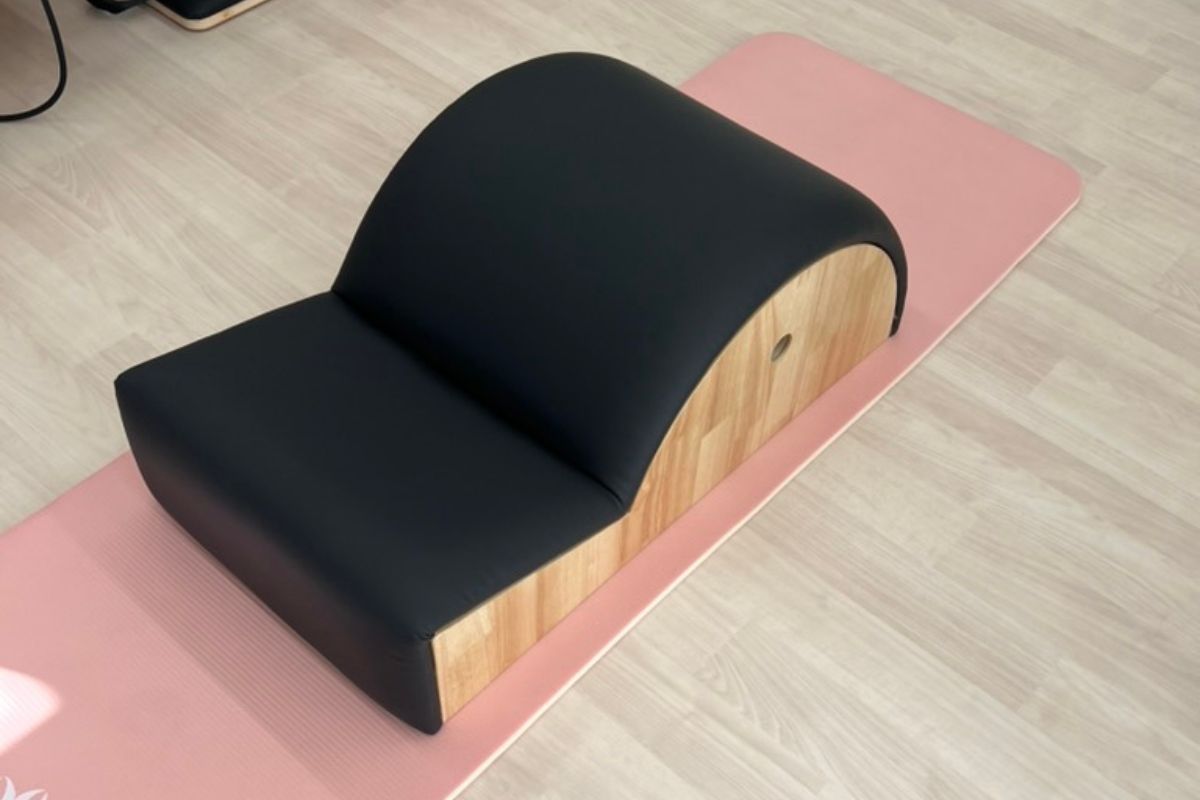 スパインコレクターを使って呼吸や姿勢を整えるTRUE FORM PILATESのレッスン風景