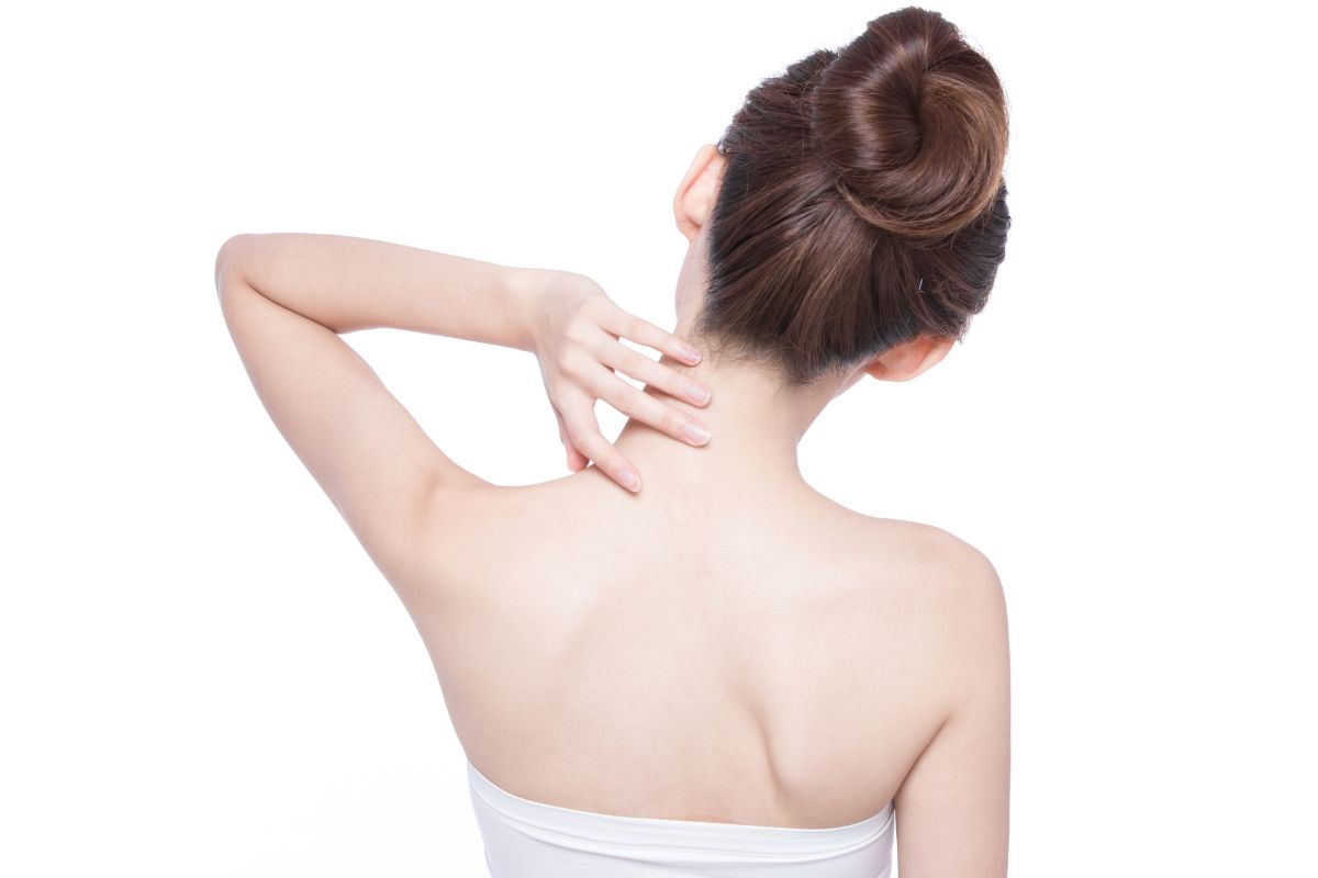 肩こりや腰の重さに悩む方に向けたTRUE FORM PILATESのレッスン風景