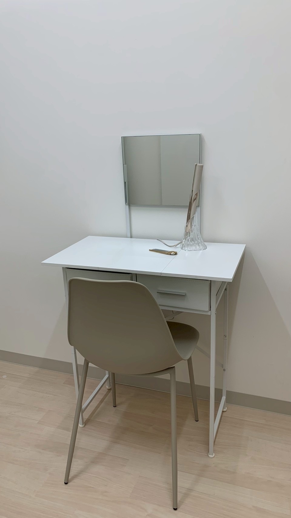 更衣室のドレッサーとリファのヘアアイロン・クシ