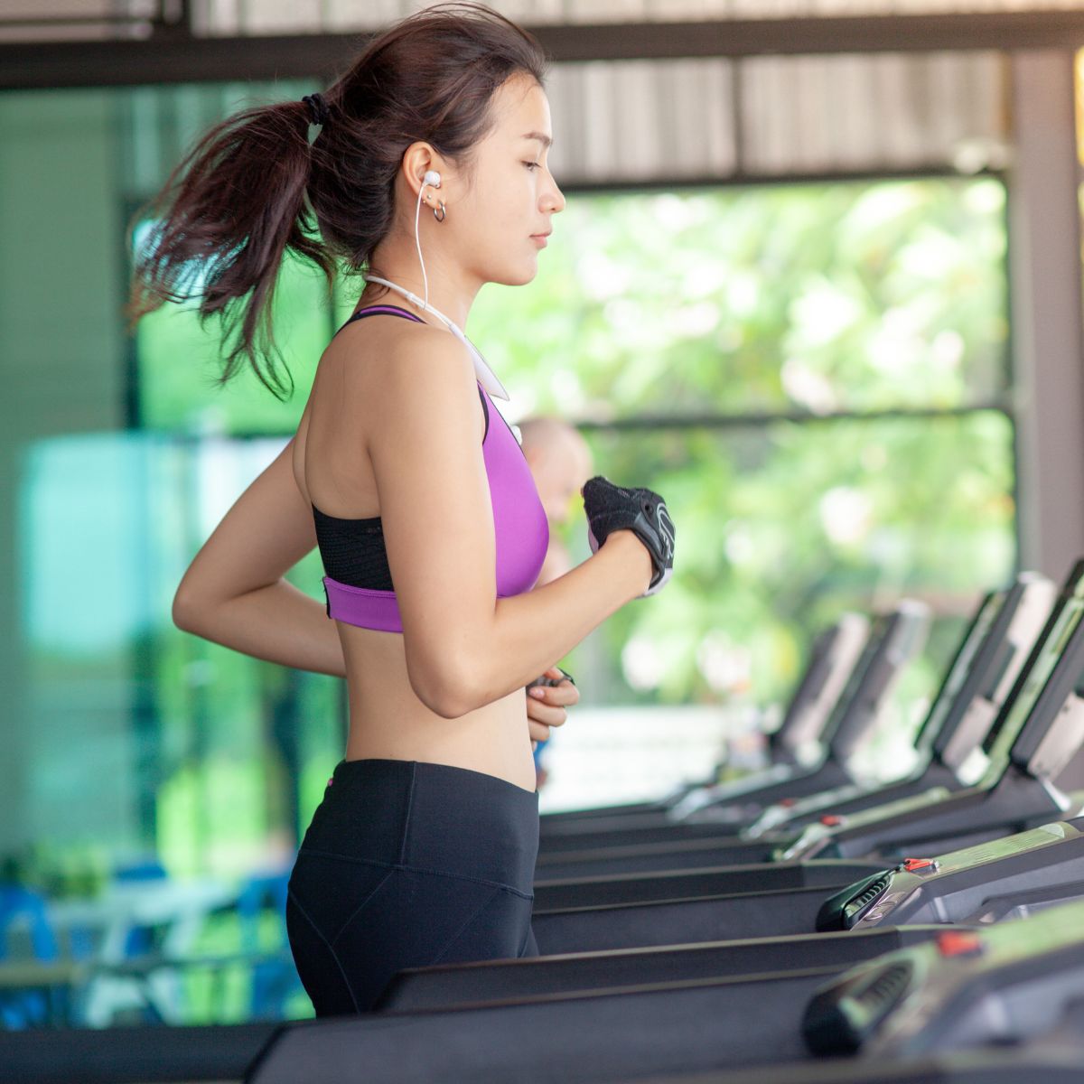 ジムでウェイトトレーニングのイメージ