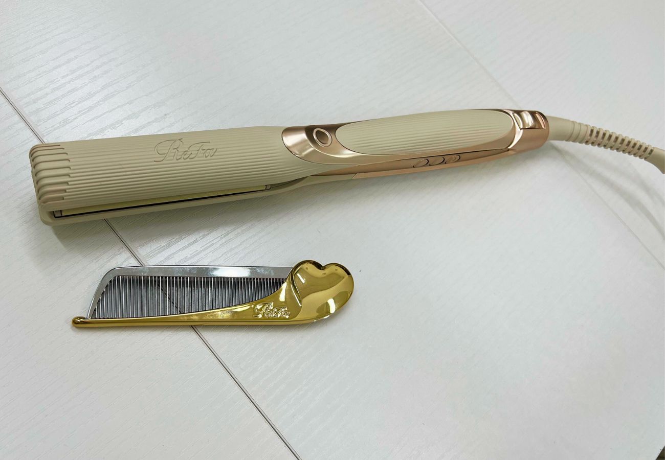 ヘアアイロンとクシ